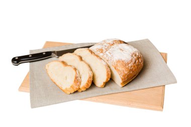 Beyaz arka planda izole edilmiş peçeteli taze dilimlenmiş ekmek çeşitleri. Sağlıklı mayasız ekmek. Fransız ekmeği dilimi.