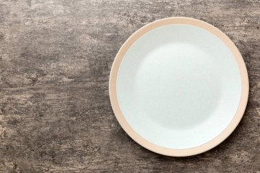 Beton zemin üzerinde boş ışık plakası üst görünümü. Tasarımın için boş boşluk.