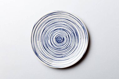 Renkli arka planın üst görüntüsü yiyecek için boş mavi tabak. Tasarımınız için alanı olan boş tabak.