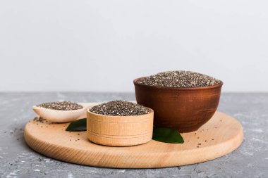 Kavanozda Chia tohumu ve renkli arka planda kaşık. Sağlıklı Salvia Hispanikleri küçük kasede. Sağlıklı süper yiyecekler.