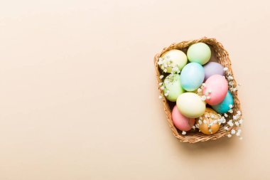 Mutlu Paskalya kompozisyonu. Paskalya yumurtaları renkli masada, çingeneyle birlikte. Doğal boyalı renkli yumurtalar arkaplan arkaplan görünümü kopya alanı ile.