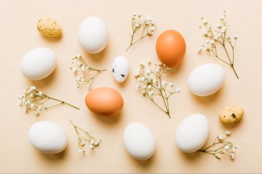 Mutlu Paskalya kompozisyonu. Renkli masada çingene yumurtaları var. Doğal boyalı renkli yumurtalar arkaplan arkaplan görünümü kopya alanı ile.