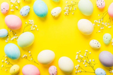 Mutlu Paskalya kompozisyonu. Renkli masada çingene yumurtaları var. Doğal boyalı renkli yumurtalar arkaplan arkaplan görünümü kopya alanı ile.