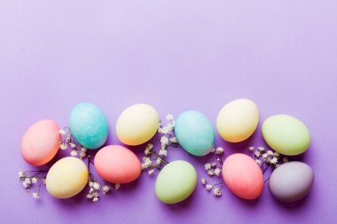 Mutlu Paskalya kompozisyonu. Renkli masada çingene yumurtaları var. Doğal boyalı renkli yumurtalar arkaplan arkaplan görünümü kopya alanı ile.