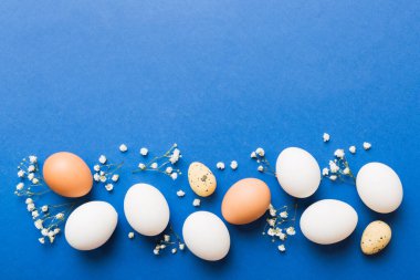 Mutlu Paskalya kompozisyonu. Renkli masada çingene yumurtaları var. Doğal boyalı renkli yumurtalar arkaplan arkaplan görünümü kopya alanı ile.