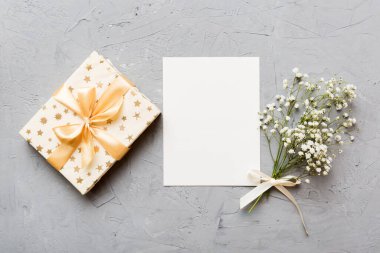 Renkli masa manzaralı, beyaz kağıt listeli ve çiçekli Gypå ila 'lı bir düğün modeli. Boş tebrik kartları ve zarflar. Güzel çiçek deseni. Düzleştirme biçimi.