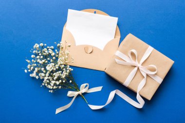 Renkli masa manzaralı, beyaz kağıt listeli ve çiçekli Gypå ila 'lı bir düğün modeli. Boş tebrik kartları ve zarflar. Güzel çiçek deseni. Düzleştirme biçimi.