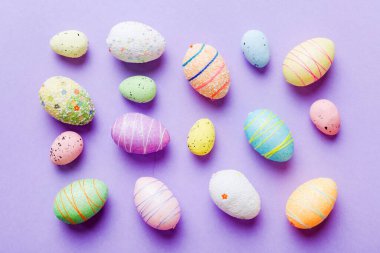 Renkli arka planda dekoratif paskalya yumurtaları. Paskalya yumurtaları kopyalama alanı olan üst görünüm koleksiyonu.