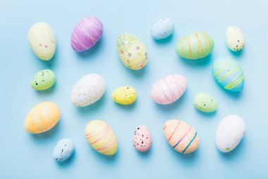 Renkli arka planda dekoratif paskalya yumurtaları. Paskalya yumurtaları kopyalama alanı olan üst görünüm koleksiyonu.