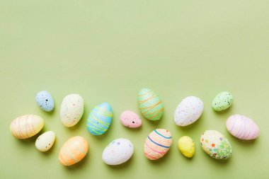 Renkli arka planda dekoratif paskalya yumurtaları. Paskalya yumurtaları kopyalama alanı olan üst görünüm koleksiyonu.