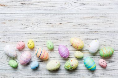 Renkli arka planda dekoratif paskalya yumurtaları. Paskalya yumurtaları kopyalama alanı olan üst görünüm koleksiyonu.