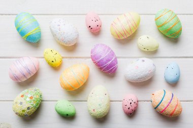 Renkli arka planda dekoratif paskalya yumurtaları. Paskalya yumurtaları kopyalama alanı olan üst görünüm koleksiyonu.