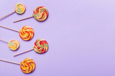 Renkli arka planda renkli lolipoplar. Yaz kavramı. Parti Mutlu Yıllar ya da Minimalist Kavram.