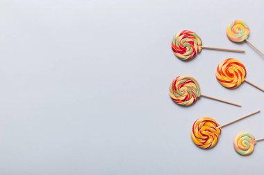 Renkli arka planda renkli lolipoplar. Yaz kavramı. Parti Mutlu Yıllar ya da Minimalist Kavram.