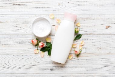 Gül çiçekli krema için süslü sağlık şişeleri. Doğal orantılı spa kozmetik konsepti. Model, şablon, Üst Görünüm.