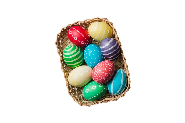 白い背景に隔離されたカラフルなイースターエッグのバスケット 色の卵でいっぱいのイースターバスケットトップビューの休日のコンセプト — ストック写真