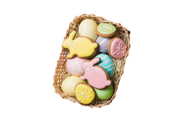 Цветные Пасхальные Печенья Корзине Разноцветными Пасхальными Яйцами Изолированы Белом Фоне — стоковое фото