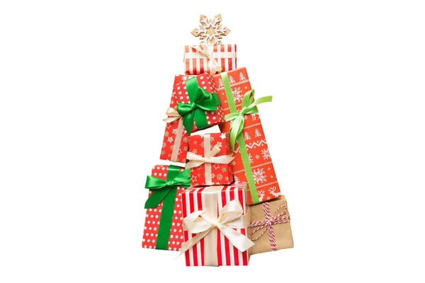 Renkli Arka Planda Güzel Paketlenmiş Hediyelerden Yapılmış Izole Noel Ağacı — Stok fotoğraf
