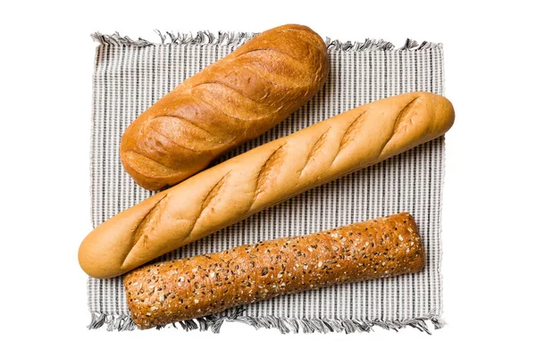 新鲜烘焙的美味的法国面包与餐巾纸隔离在白色背景的顶部视图 健康的白面包面包 — 图库照片