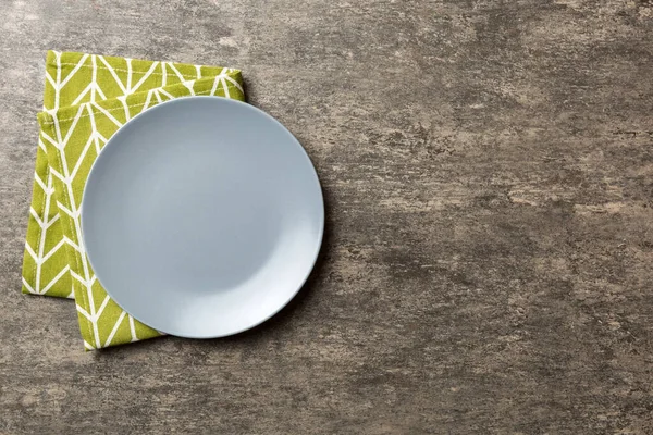 食べ物のためのテーブルクロスの色の背景空の丸い灰色のプレートの上のビュー あなたのデザインのためのスペースとナプキンに空の料理 — ストック写真
