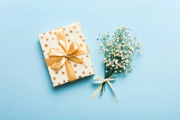 Geschenk Oder Geschenkschachtel Und Blumen Gipsophila Auf Heller Tischplatte Grußkarte — Stockfoto