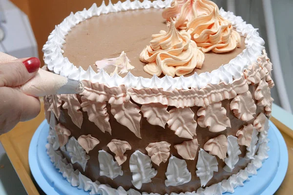 과자를 여성은 봉지를 사용하여 스펀지 케이크에 크림을 셰프는 집에서 케익을 — 스톡 사진