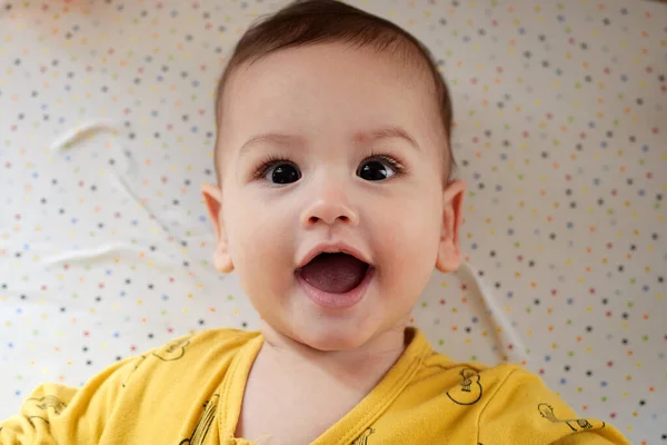 Boldog Újszülöttnek Vicces Arca Van Portré Egy Mászó Babáról Szobájában — Stock Fotó