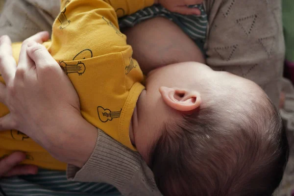 Jovem Mulher Amamentando Seu Bebê Casa Leite Peito Mãe Remédio — Fotografia de Stock