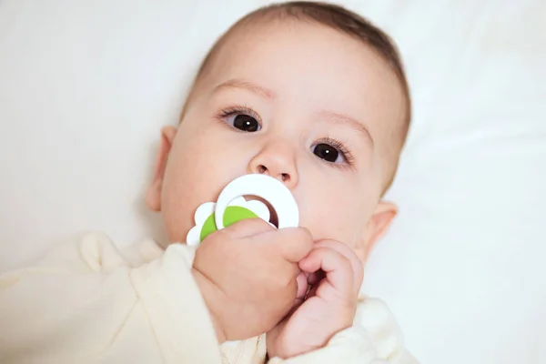 Baby Zuigende Pacifier Kijkt Bed Portret Van Schattige Pasgeboren Baby — Stockfoto
