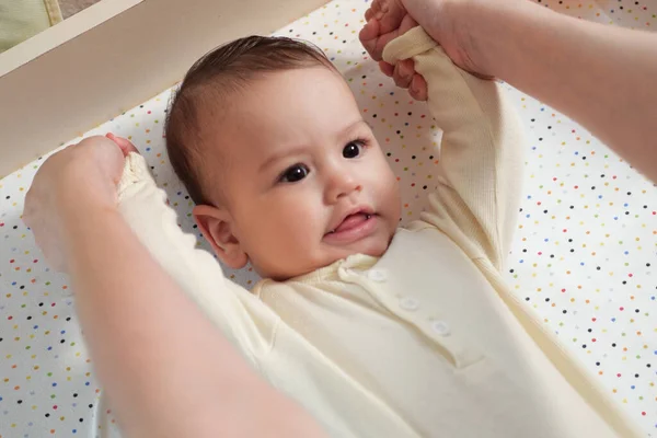 Mãe Fazendo Massagem Seu Bebê Infantil Saudável Mulher Carinhosa Fazendo — Fotografia de Stock