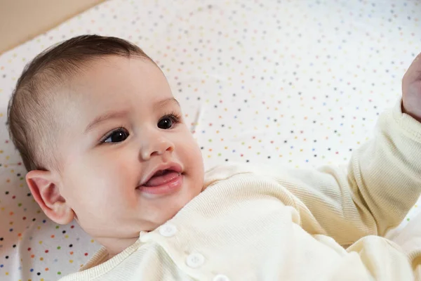 Boldog Újszülöttnek Vicces Arca Van Portré Egy Mászó Babáról Szobájában — Stock Fotó