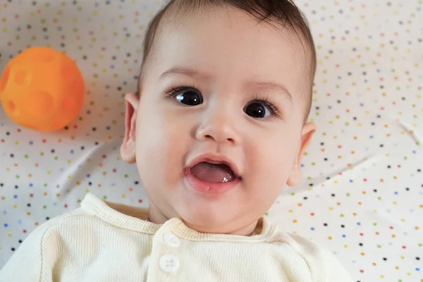 Bebê Recém Nascido Feliz Faz Uma Cara Engraçada Retrato Bebê — Fotografia de Stock