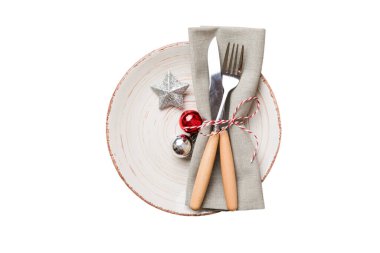 Dekor, çatal ve kaşıkla izole edilmiş Noel tabağı. Yeni yıl tatili geçmişi. Üst görünüm.
