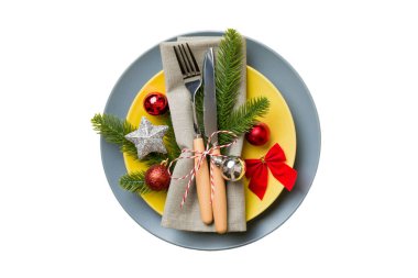 Dekor, çatal ve kaşıkla izole edilmiş Noel tabağı. Yeni yıl tatili geçmişi. Üst görünüm.