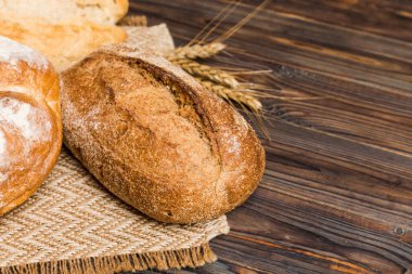 Ev yapımı doğal ekmek. Arkaplan olarak taze ekmeğin farklı türleri, kopya alanı ile perspektif.