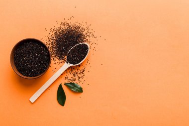 Kase içinde kinoa tohumu ve renkli arka planda kaşık. Küçük kasede sağlıklı kinwa. Sağlıklı süper yiyecekler.