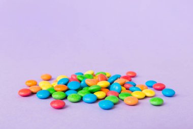 Renkli arkaplan manzaralı lezzetli renkli şeker yığını. Şekerleme dekoru.
