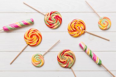 Renkli arka planda renkli lolipoplar. Yaz kavramı. Parti Mutlu Yıllar ya da Minimalist Kavram.