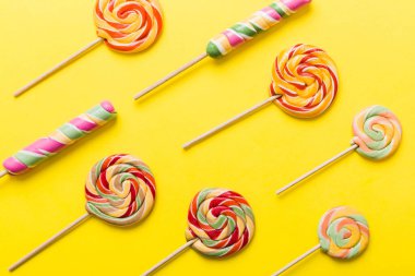 Renkli arka planda renkli lolipoplar. Yaz kavramı. Parti Mutlu Yıllar ya da Minimalist Kavram.