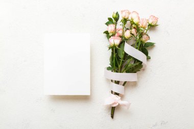 Renkli masa arkasında taze güller olan bayram kartı modeli tasarım için fotokopi alanı oluşturun.