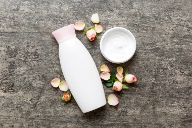 Gül çiçekli krema için süslü sağlık şişeleri. Doğal orantılı spa kozmetik konsepti. Model, şablon, Üst Görünüm.