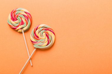 Renkli arka planda renkli lolipoplar. Yaz kavramı. Parti Mutlu Yıllar ya da Minimalist Kavram.