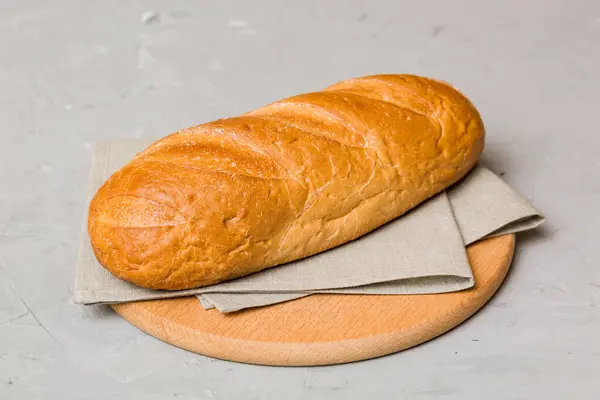 用白色木制背景在木板上烤好的新面包 透视面包与复制空间 — 图库照片