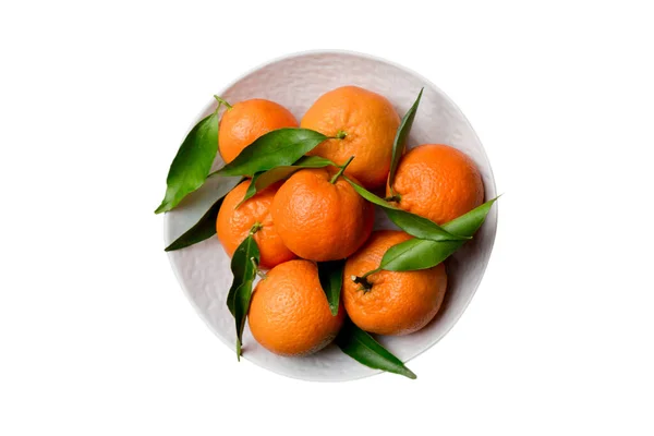 Frissen Vágott Klementin Egész Mandarin Kerek Tányéron Fehér Alapon Elkülönítve — Stock Fotó