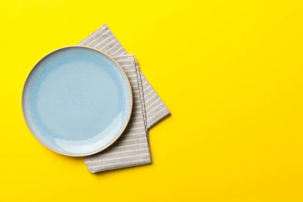 Renkli Arkaplanda Üst Görünüm Yiyecek Için Mavi Tabak Üzerinde Boş — Stok fotoğraf