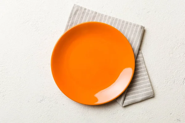 顶部的彩色背景空圆圆的红盘在桌布上为食物 餐巾上的空盘子 为您的设计留出空间 — 图库照片