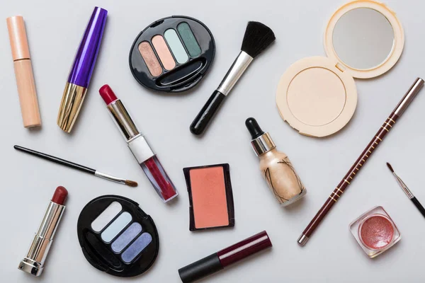 stock image Professional makeup tools. Top view. Flat lay. Beauty, decorative cosmetics. Makeup brushes set and color eyeshadow palette on table background. Minimalistic style.