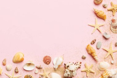 Yaz zamanı konsepti düz kompozisyon ile güzel deniz yıldızları ve deniz kabukları renkli tablo üzerinde yatıyordu, metin için metin alanı ile üst görünüm.
