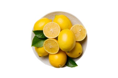 Taze kesilmiş limon ve beyaz arka planda izole edilmiş yuvarlak tabağın üzerindeki bütün limonlar. Yemek ve içecek malzemeleri hazırlanıyor. Sağlıklı beslenme tema üst görünümü kopyalama alanı ile.