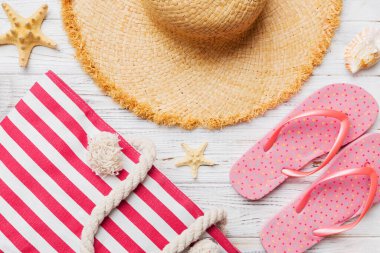 Yaz tatili konsepti düzdü. Plaj aksesuarları ve havlunun üstü. Mesaj için yer var. seyahat kavramı.